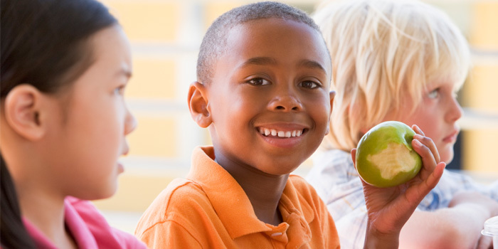 kid eating apple