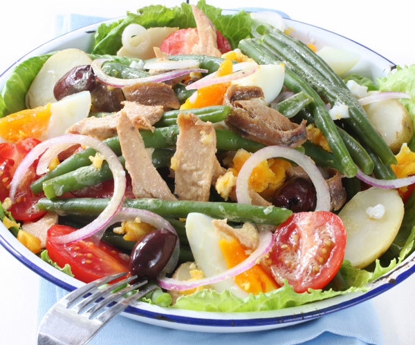 Healthy Nicoise salad recipe with tuna, eggs, green beans, tomatoes, and potatoes.
