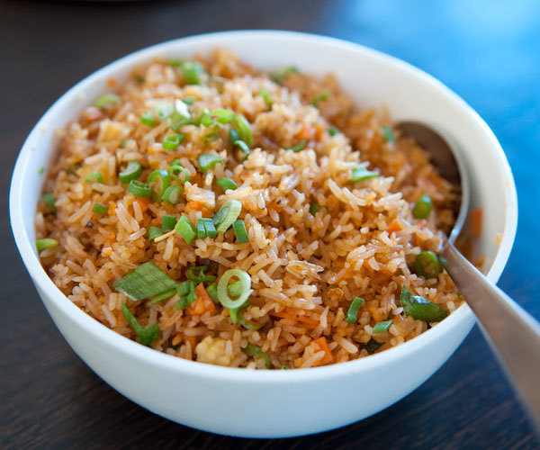 Easy fried rice recipe with chicken, eggs, and vegetables.