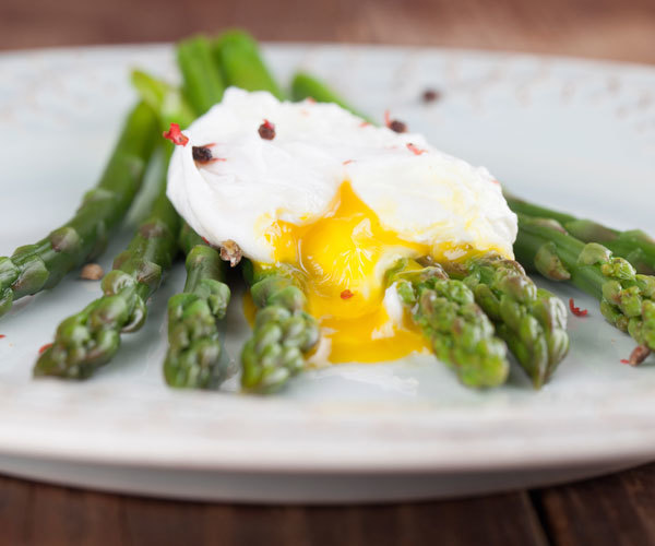 Healthy recipe for steamed asparagus and poached eggs